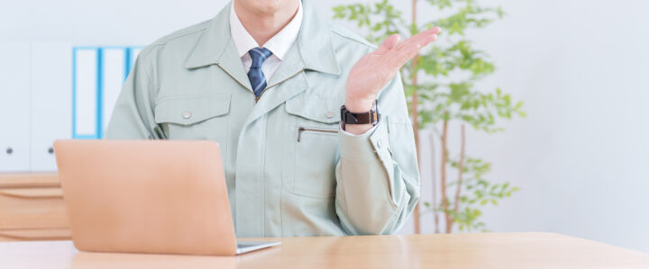 片手をあげた男性スタッフ