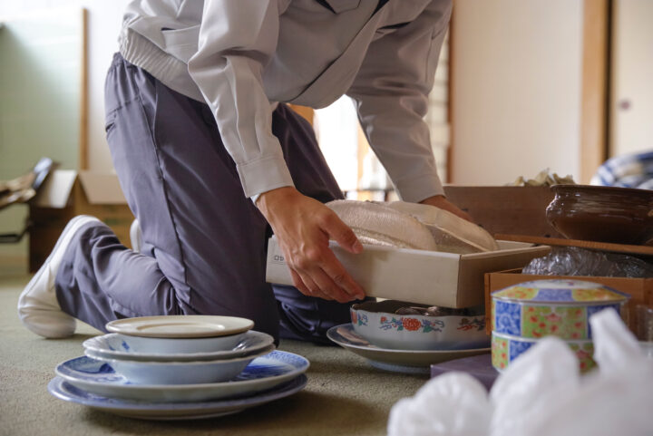 食器を処分する男性