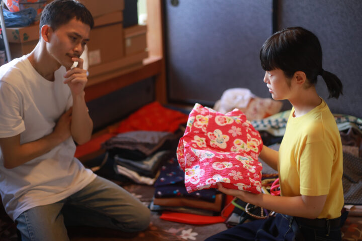 遺品整理に悩む男女