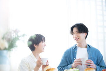 マグカップを持つ男女